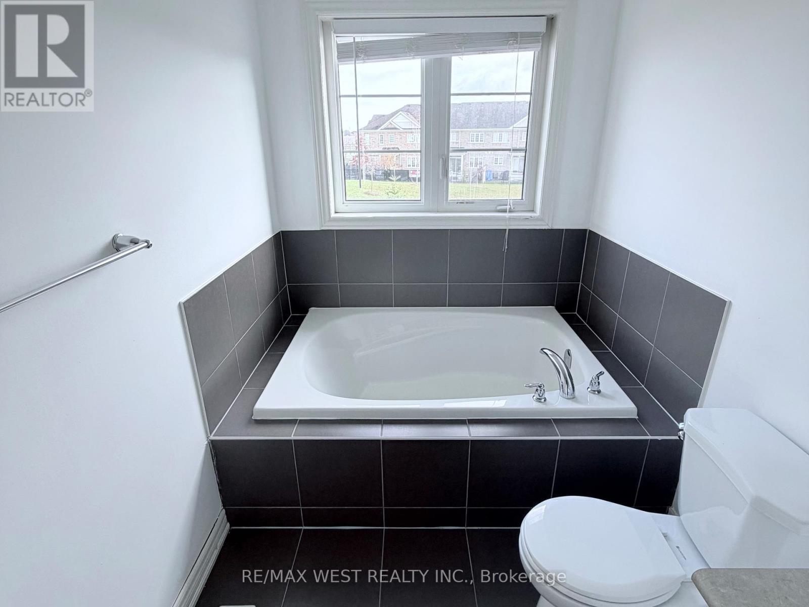 7 Webb Street, Bradford West Gwillimbury, Ontario  L3Z 0R2 - Photo 25 - N12570984