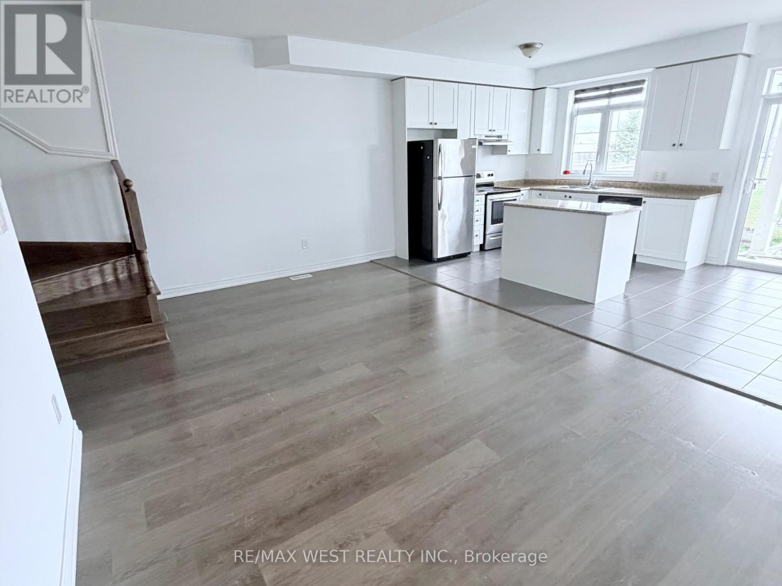 7 Webb Street, Bradford West Gwillimbury, Ontario  L3Z 0R2 - Photo 3 - N12570984