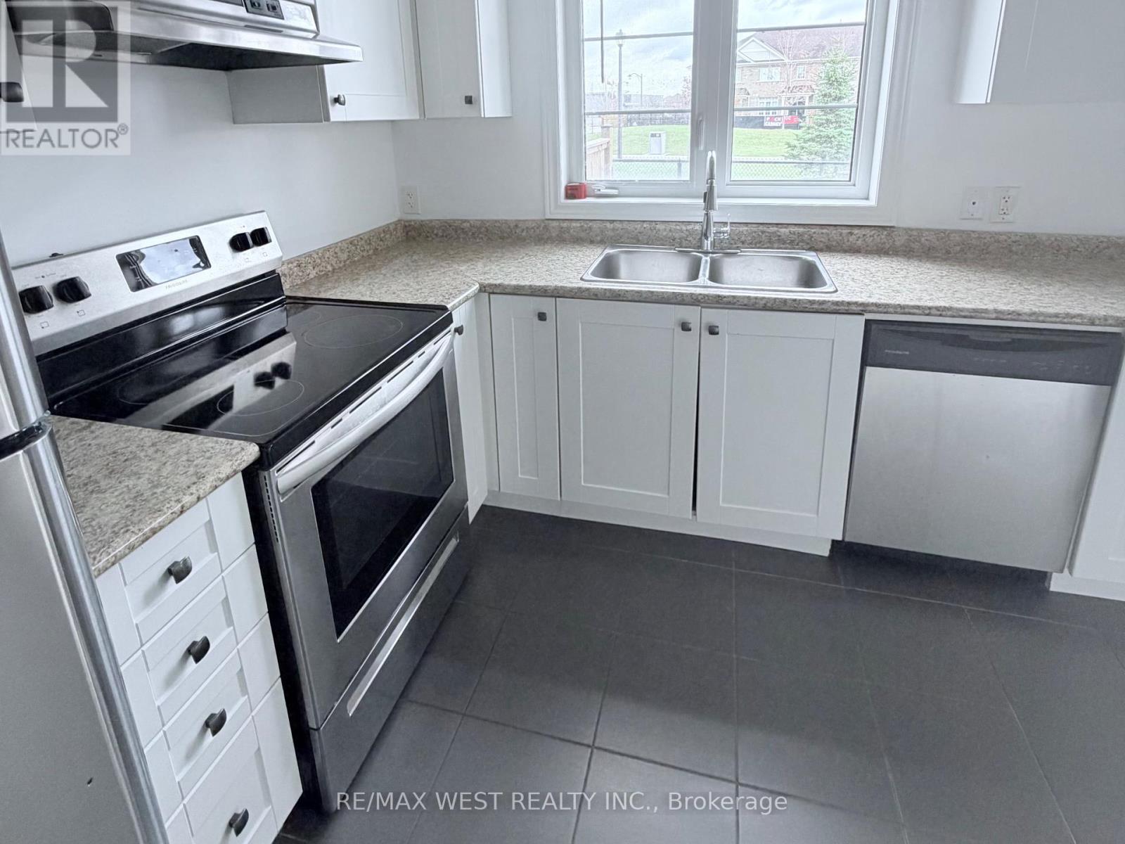 7 Webb Street, Bradford West Gwillimbury, Ontario  L3Z 0R2 - Photo 4 - N12570984