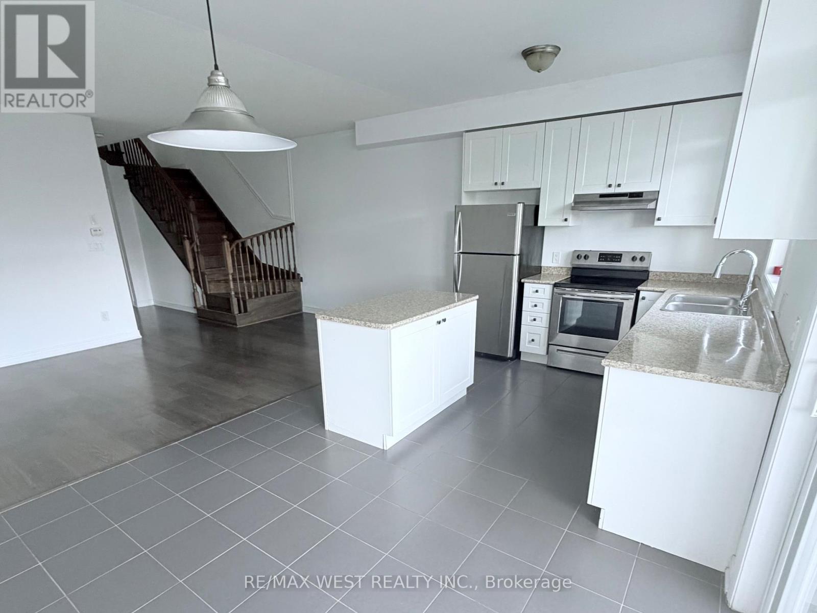 7 Webb Street, Bradford West Gwillimbury, Ontario  L3Z 0R2 - Photo 7 - N12570984