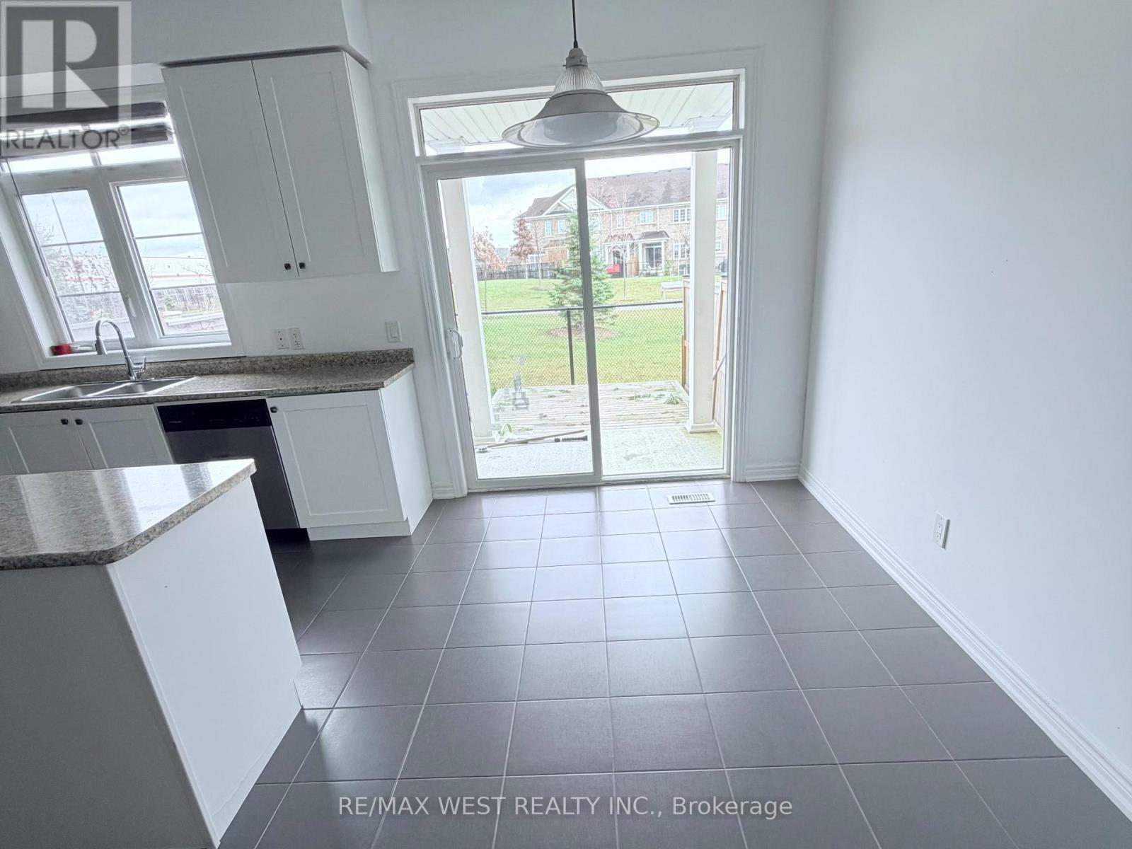 7 Webb Street, Bradford West Gwillimbury, Ontario  L3Z 0R2 - Photo 8 - N12570984