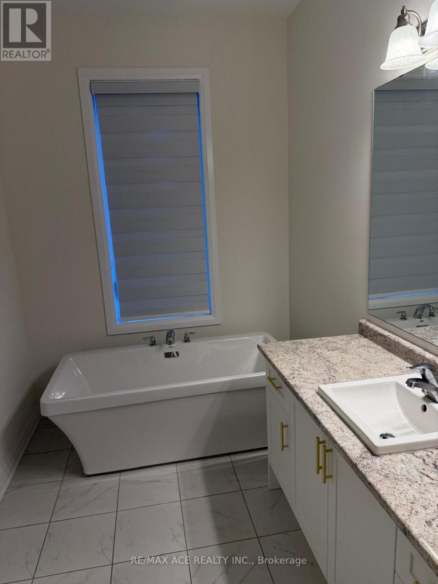 2 Kahshe Lane, Richmond Hill, Ontario  L4S 1N4 - Photo 8 - N12571172