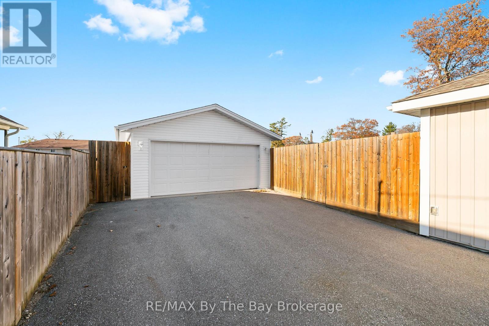 24 Glenwood Drive, Wasaga Beach, Ontario L9Z 2K5 - Photo 3 - S12571242