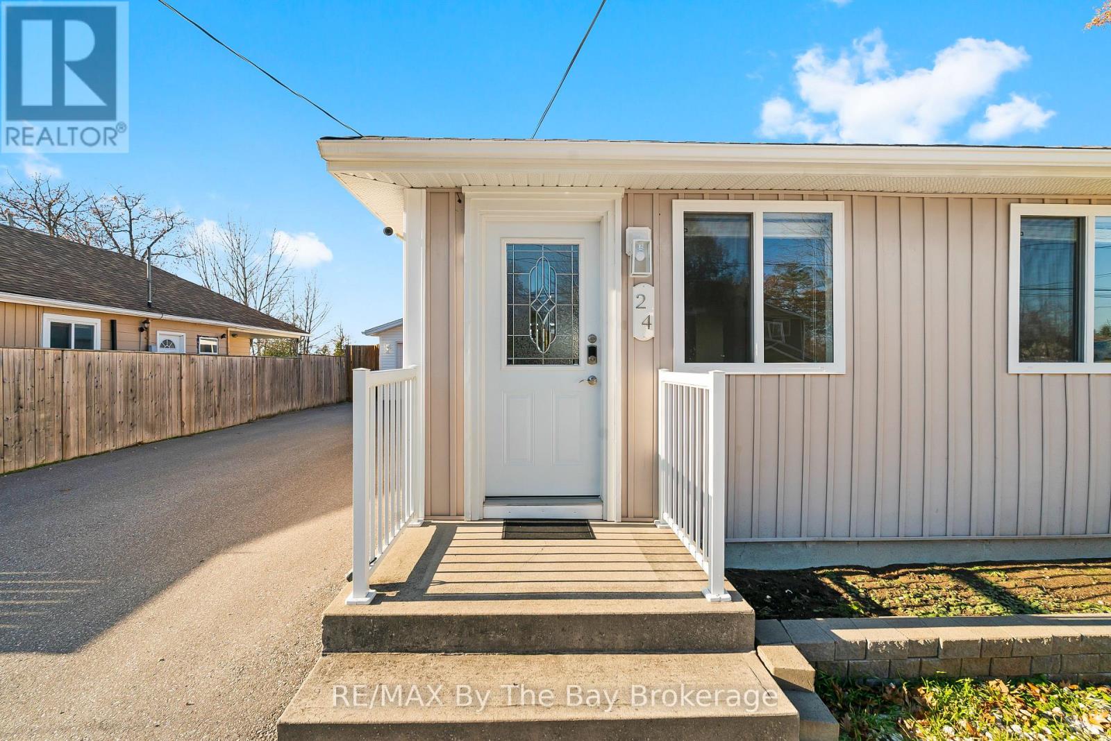 24 Glenwood Drive, Wasaga Beach, Ontario L9Z 2K5 - Photo 4 - S12571242