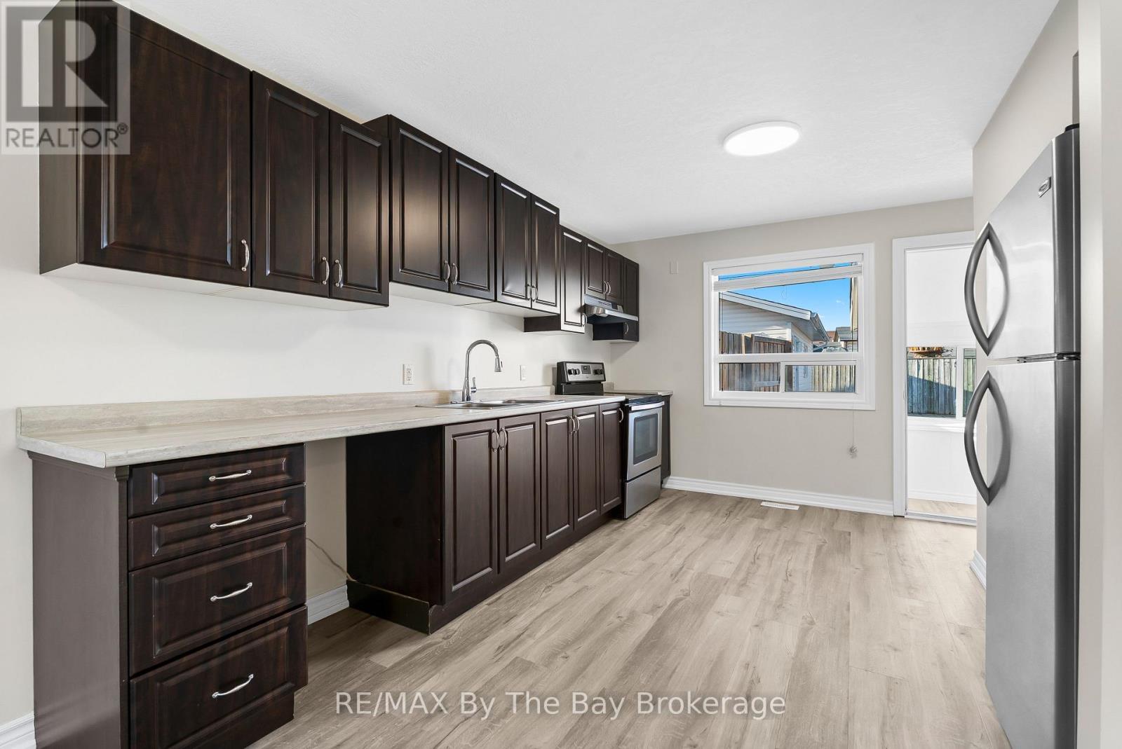 24 Glenwood Drive, Wasaga Beach, Ontario L9Z 2K5 - Photo 7 - S12571242