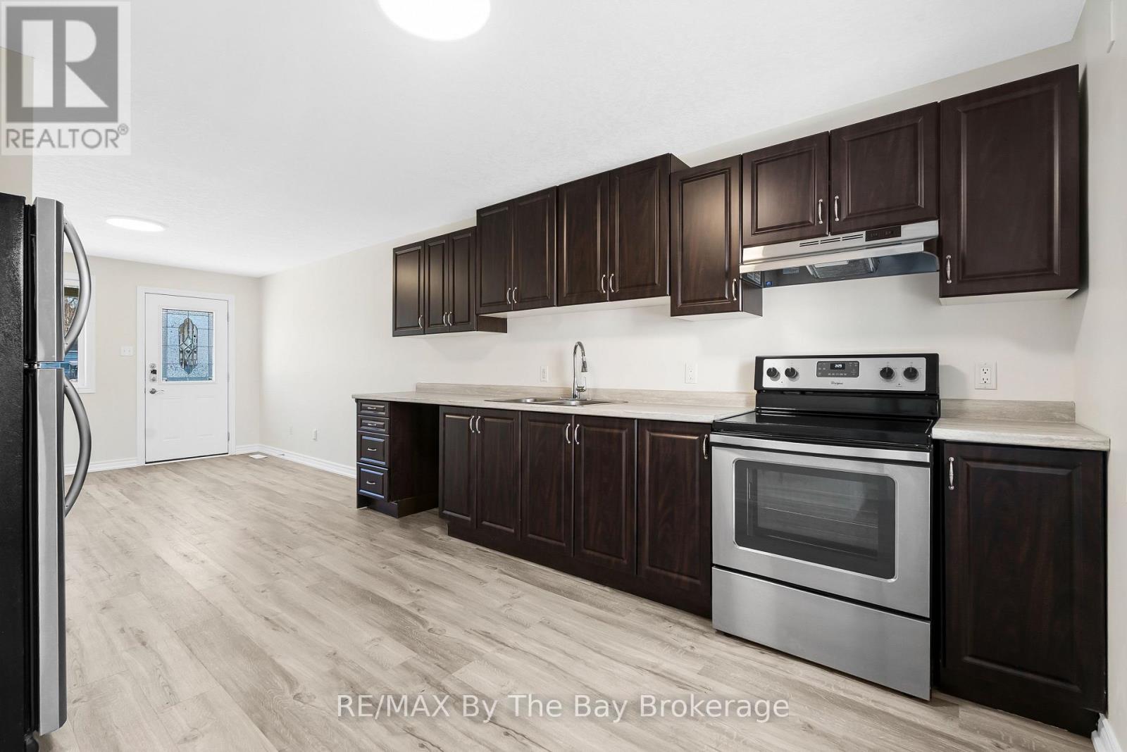 24 Glenwood Drive, Wasaga Beach, Ontario L9Z 2K5 - Photo 8 - S12571242