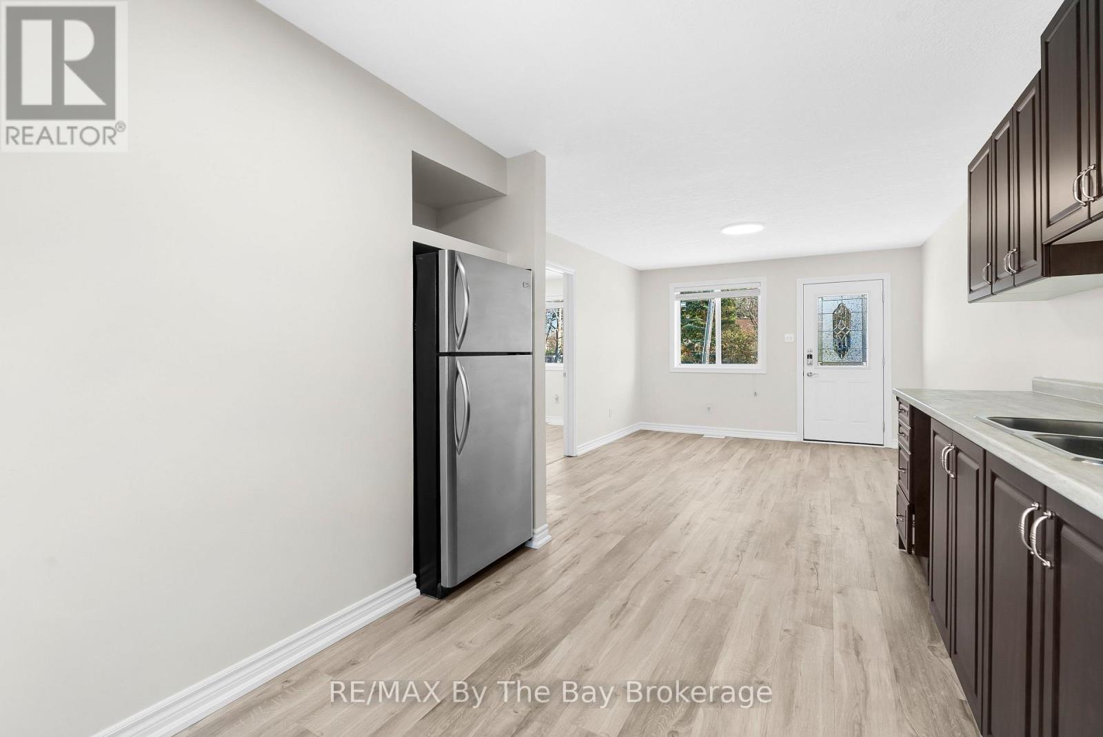 24 Glenwood Drive, Wasaga Beach, Ontario L9Z 2K5 - Photo 9 - S12571242