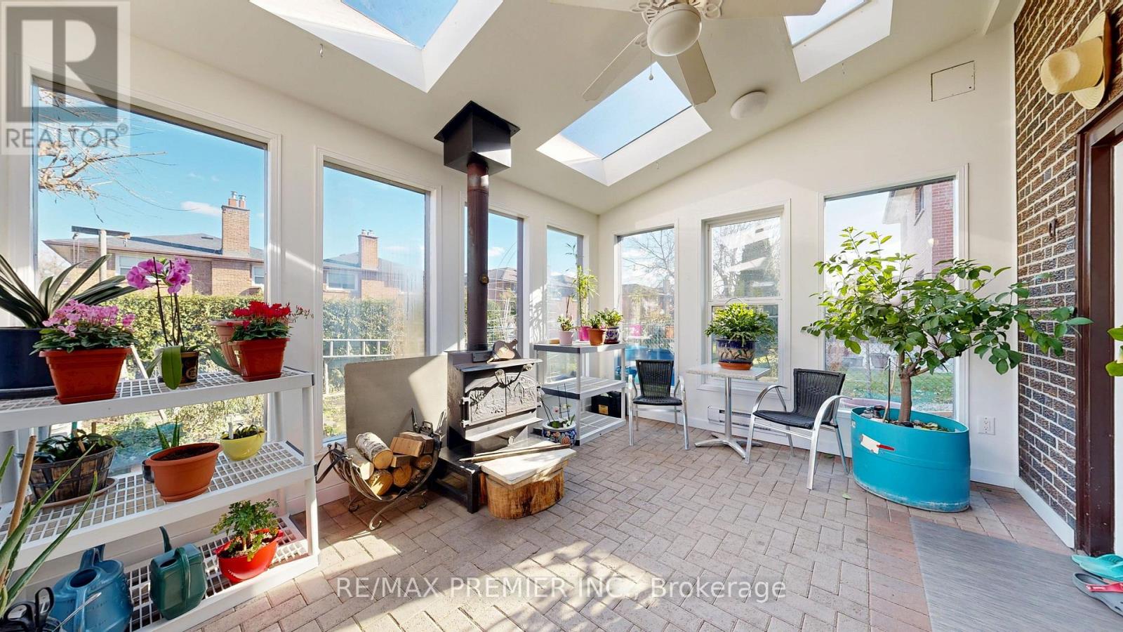 87 Aviemore Drive, Toronto, Ontario  M9L 2L9 - Photo 4 - W12570982