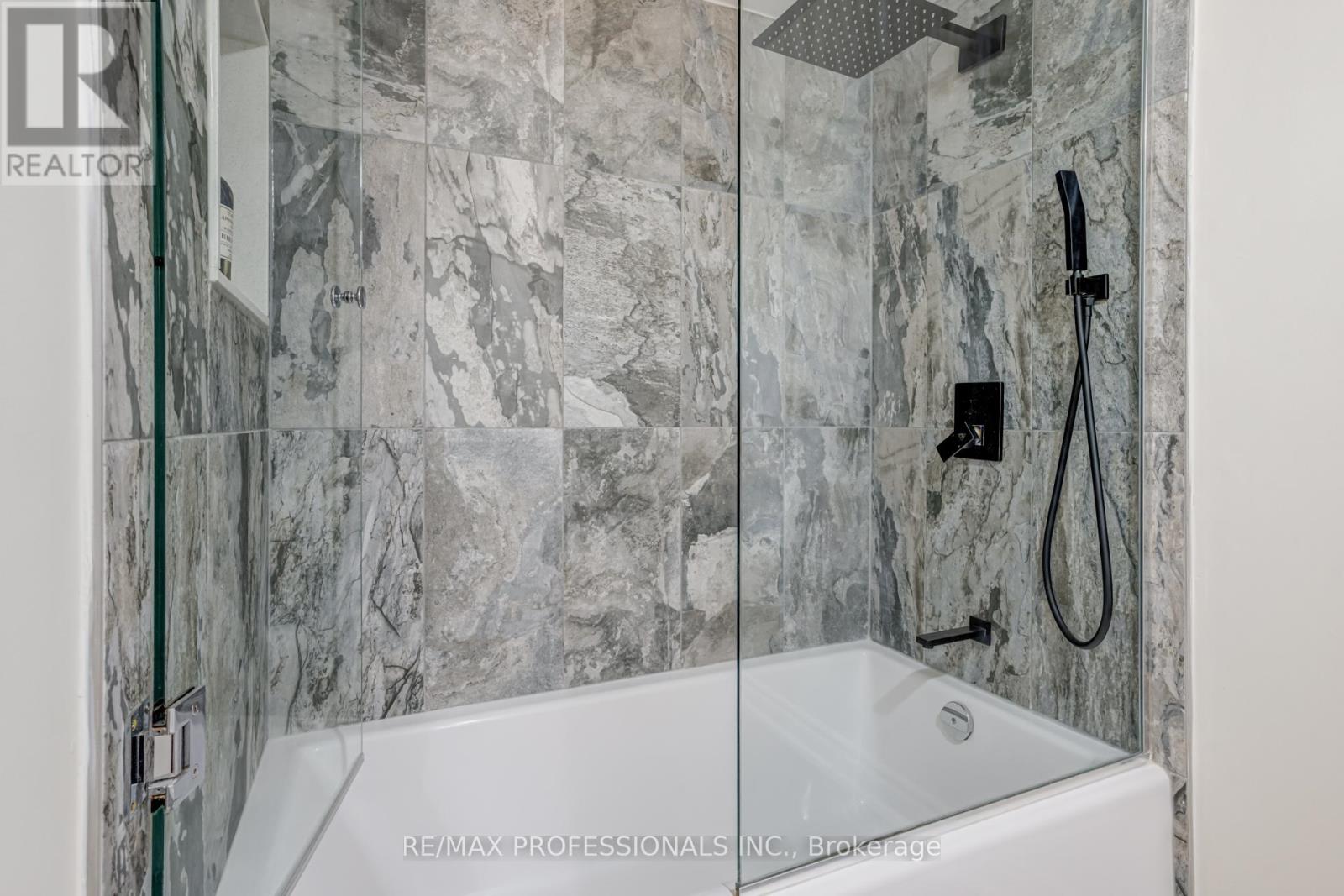 105 Harbourview Crescent, Toronto, Ontario  M8V 4A9 - Photo 23 - W12571020