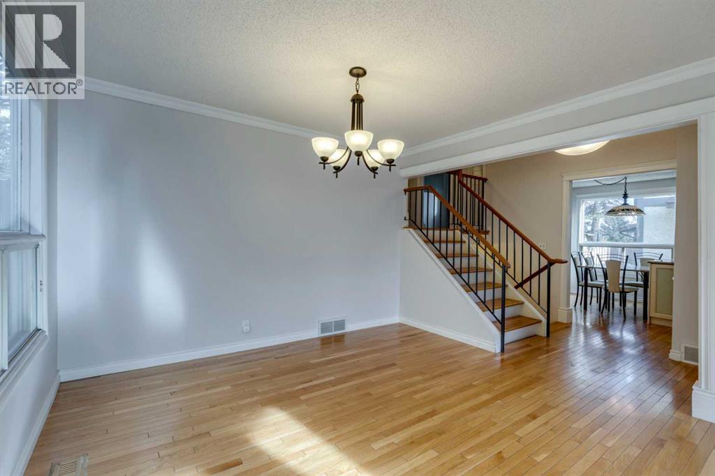 203 Edgeland Road Nw, Calgary, Alberta  T3A 2Y3 - Photo 5 - A2270924