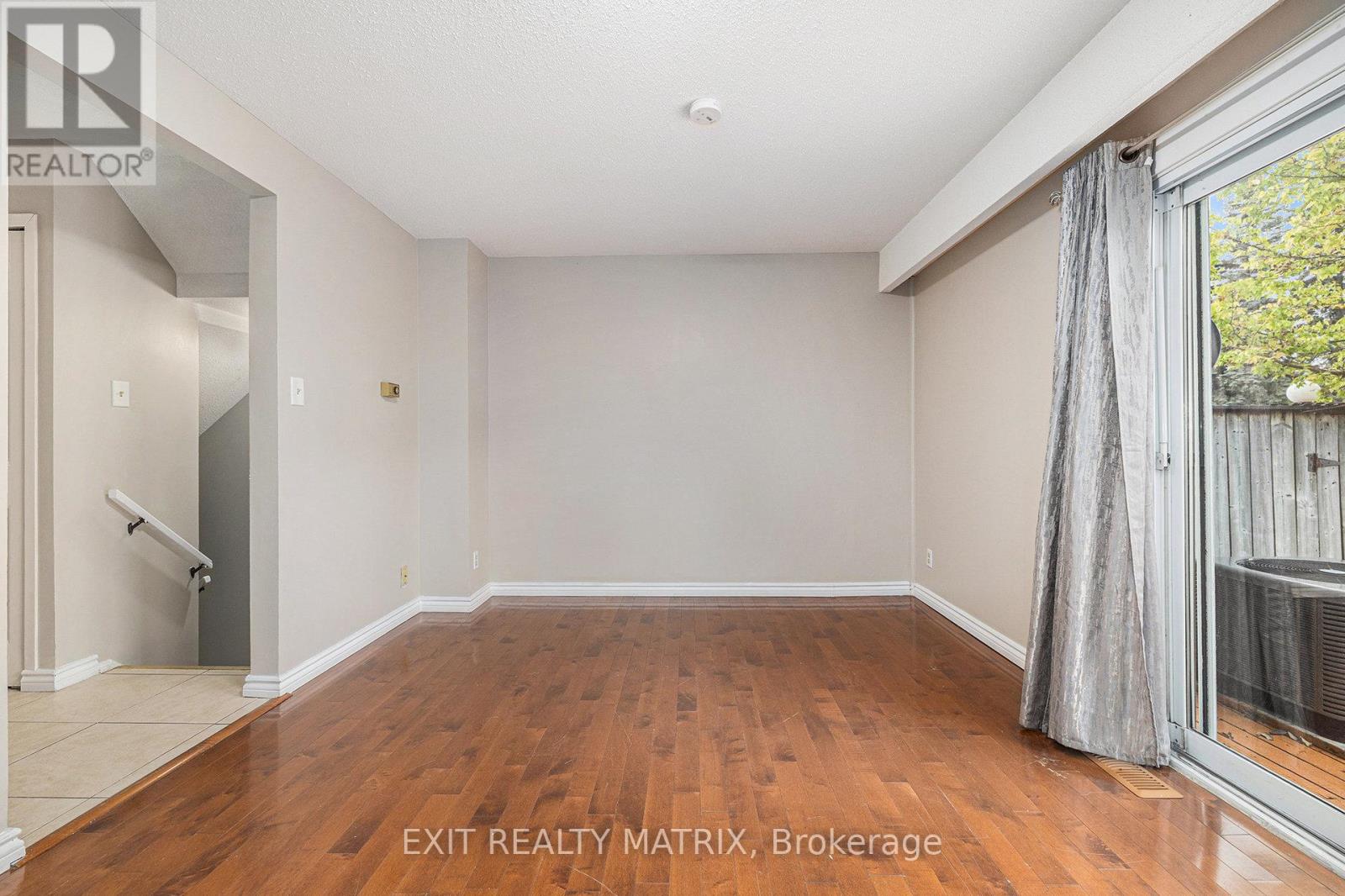 23 Pickford Drive, Ottawa, Ontario  K2L 2C1 - Photo 4 - X12571340