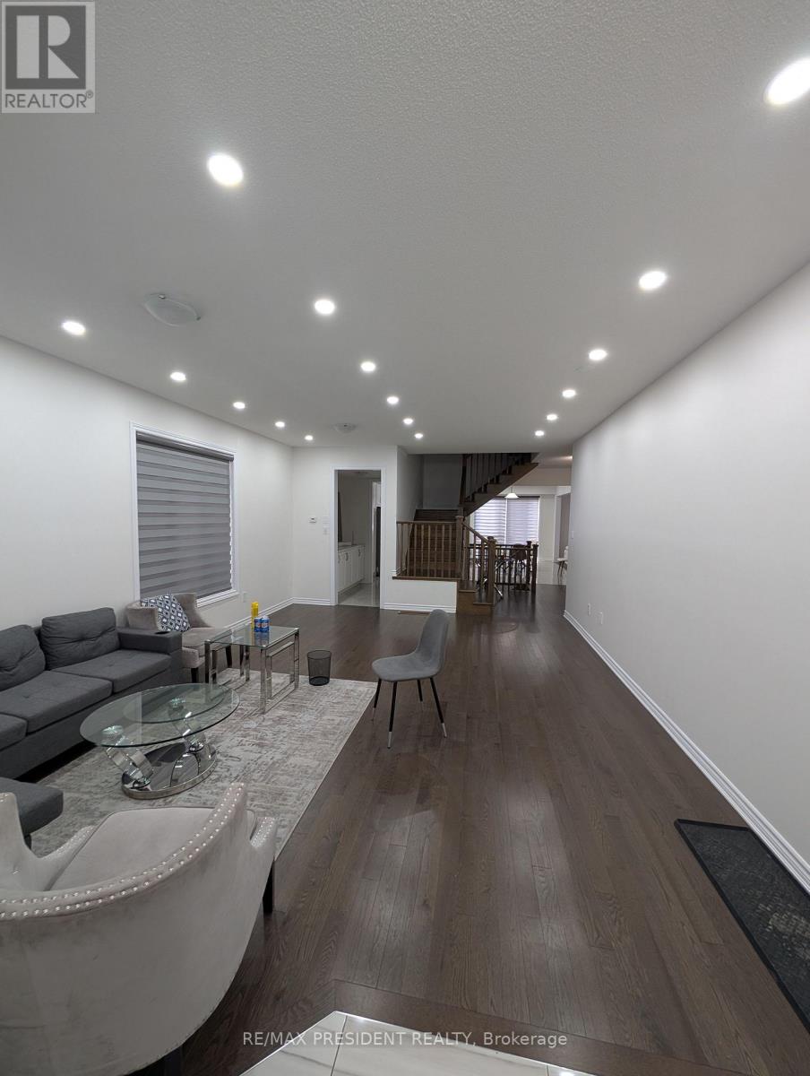 58 Petch Avenue, Caledon, Ontario  L7C 4J8 - Photo 2 - W12571264