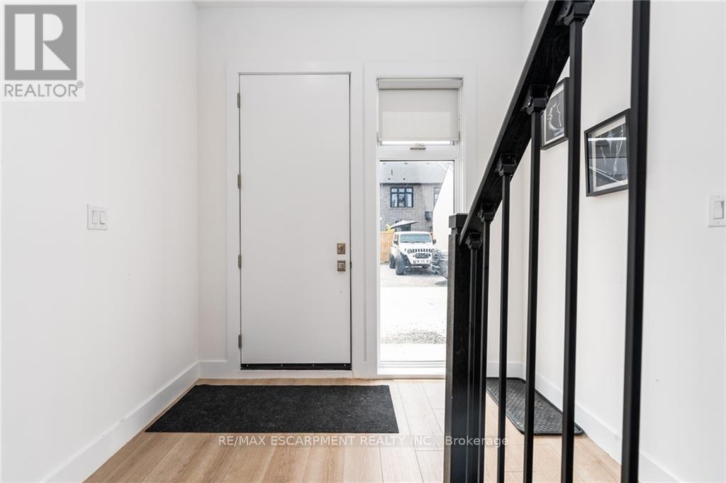 33 Summersides Mews, Pelham, Ontario  L3E 0B6 - Photo 5 - X12571258