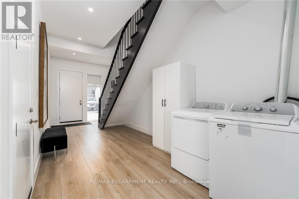 33 Summersides Mews, Pelham, Ontario  L3E 0B6 - Photo 6 - X12571258