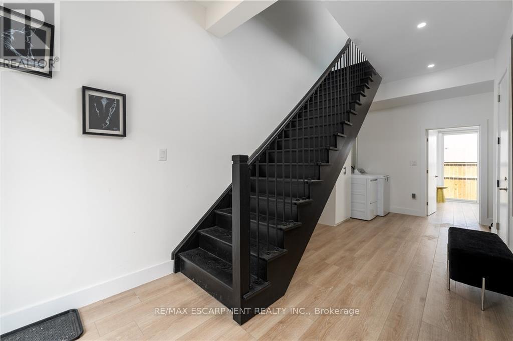 33 Summersides Mews, Pelham, Ontario  L3E 0B6 - Photo 7 - X12571258