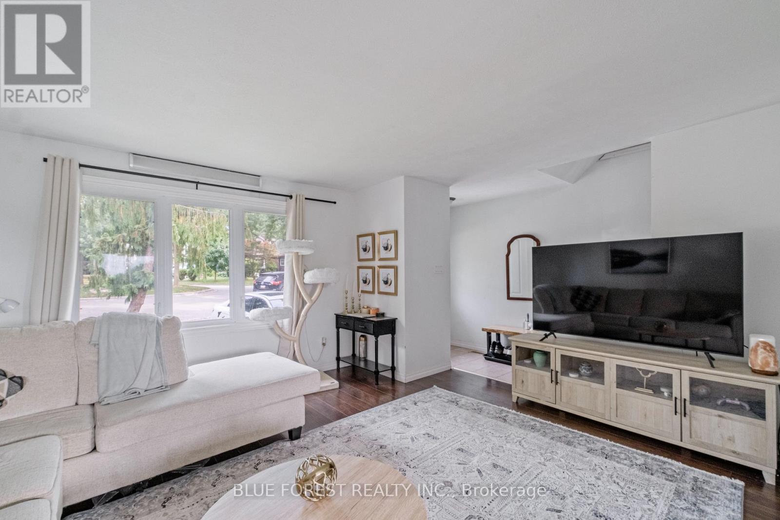 992 Eagle Court, London South, Ontario  N5Z 4K6 - Photo 4 - X12563834