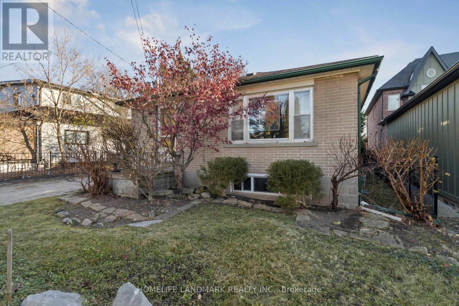 127 Lake Avenue, Richmond Hill, Ontario  L4E 3G5 - Photo 3 - N12571346