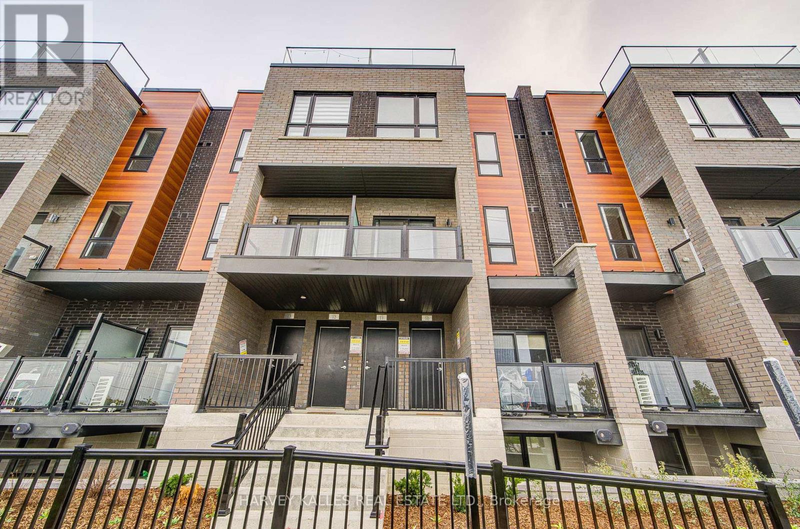 11 - 18 Lytham Green Circle, Newmarket, Ontario  L3Y 0H4 - Photo 4 - N12571366