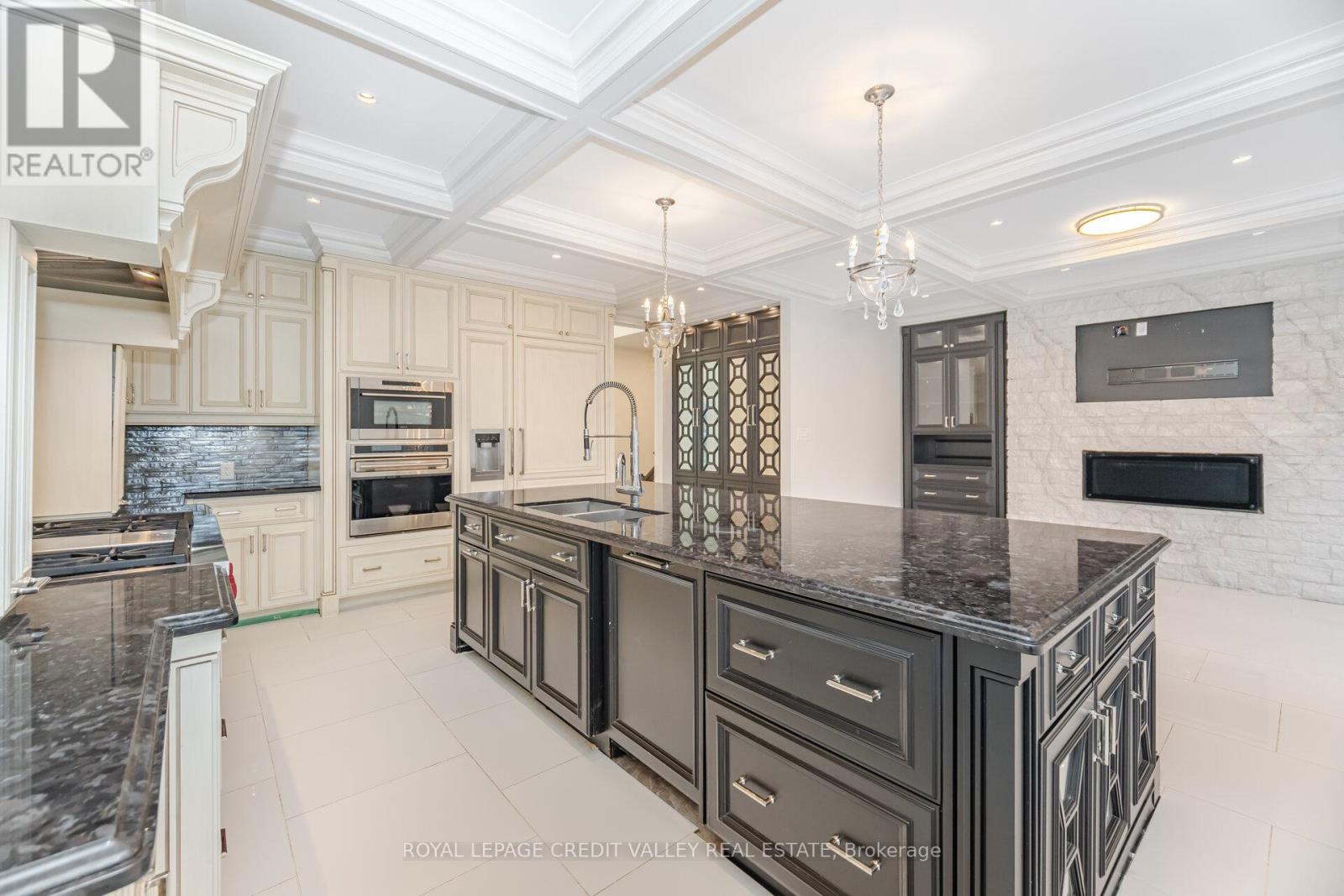 2 Huntingwood Court, Vaughan, Ontario L4H 1A7 - Photo 11 - N12571442