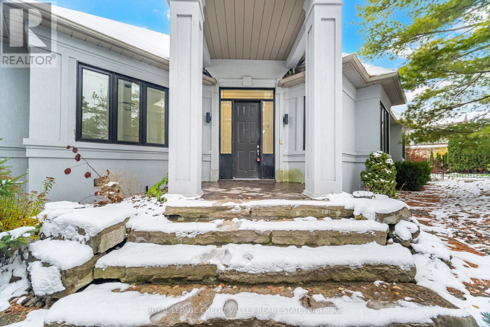 2 Huntingwood Court, Vaughan, Ontario L4H 1A7 - Photo 4 - N12571442