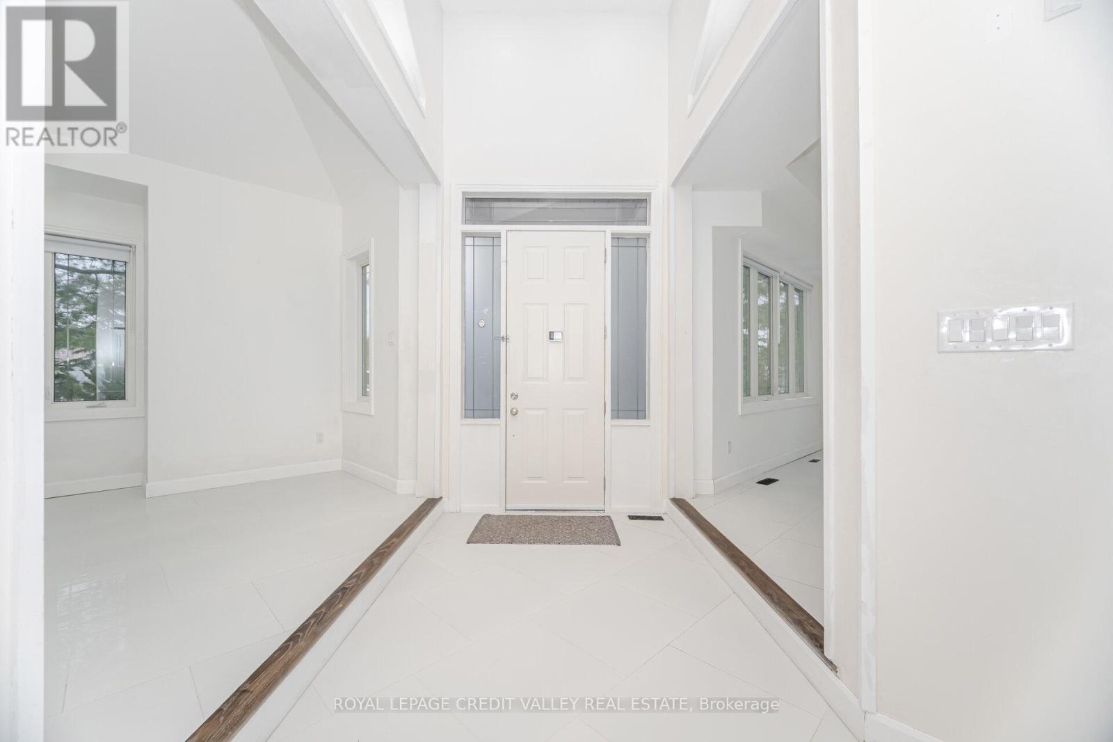 2 Huntingwood Court, Vaughan, Ontario L4H 1A7 - Photo 5 - N12571442