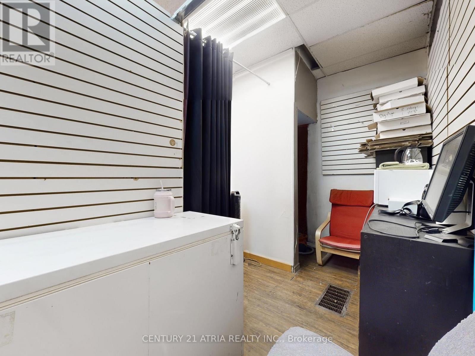 2245 Dundas Street W, Toronto, Ontario  M6R 1X6 - Photo 17 - W12571348
