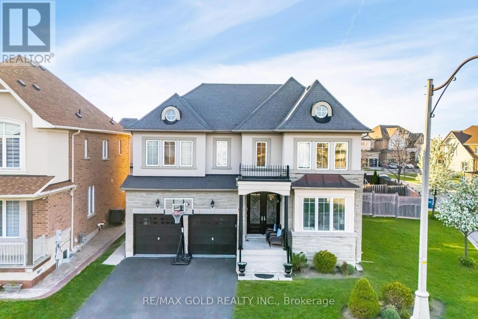 4 FANFARE PLACE, Brampton, Ontario