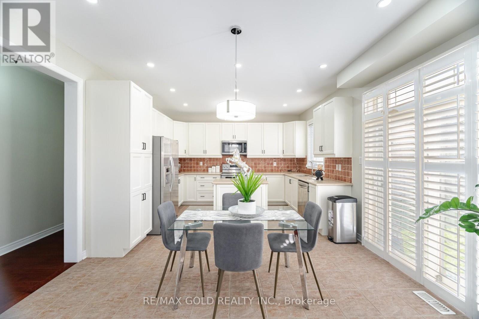 4 Fanfare Place, Brampton, Ontario  L6P 3E2 - Photo 8 - W12571482