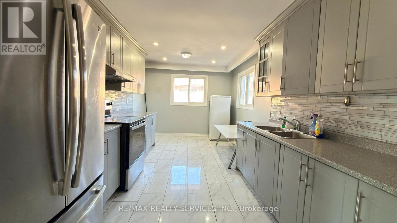 7684 Netherwood Road, Mississauga, Ontario  L4T 2P1 - Photo 11 - W12571570