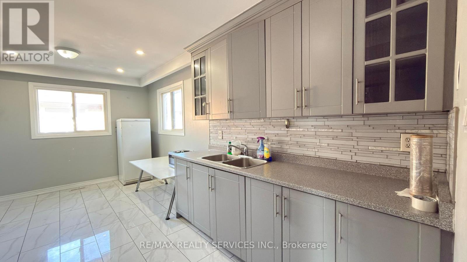 7684 Netherwood Road, Mississauga, Ontario  L4T 2P1 - Photo 14 - W12571570