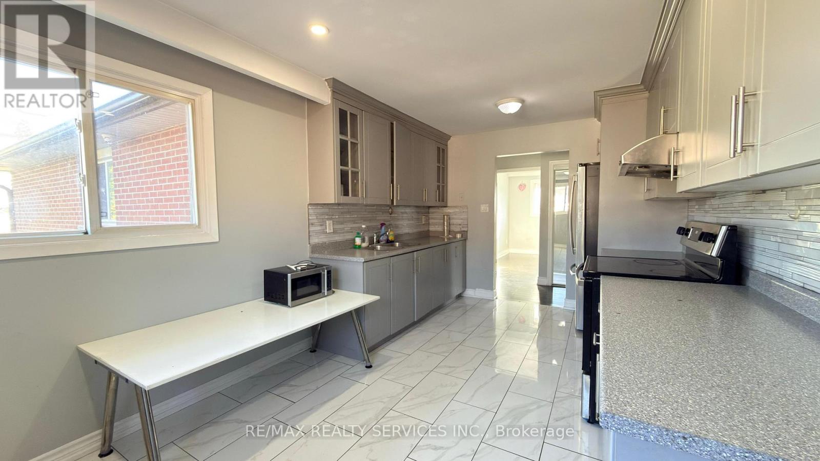 7684 Netherwood Road, Mississauga, Ontario  L4T 2P1 - Photo 15 - W12571570