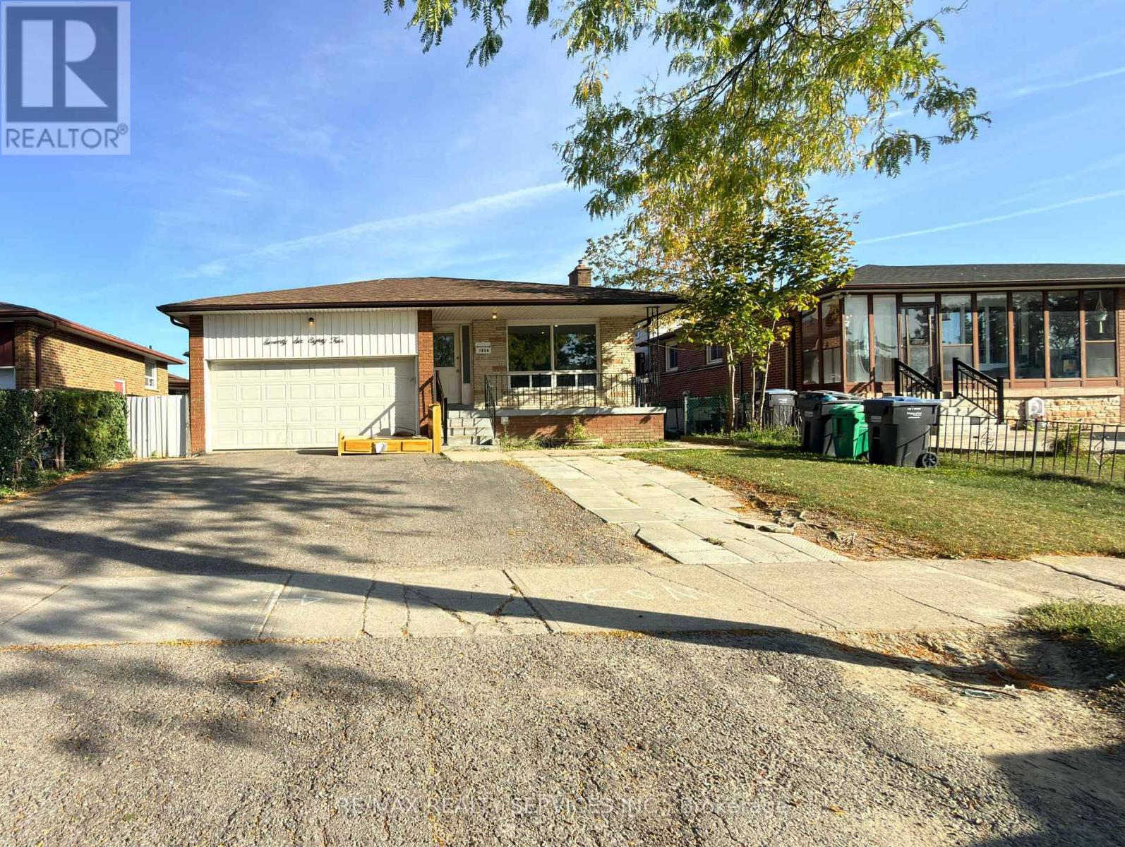 7684 Netherwood Road, Mississauga, Ontario  L4T 2P1 - Photo 3 - W12571570