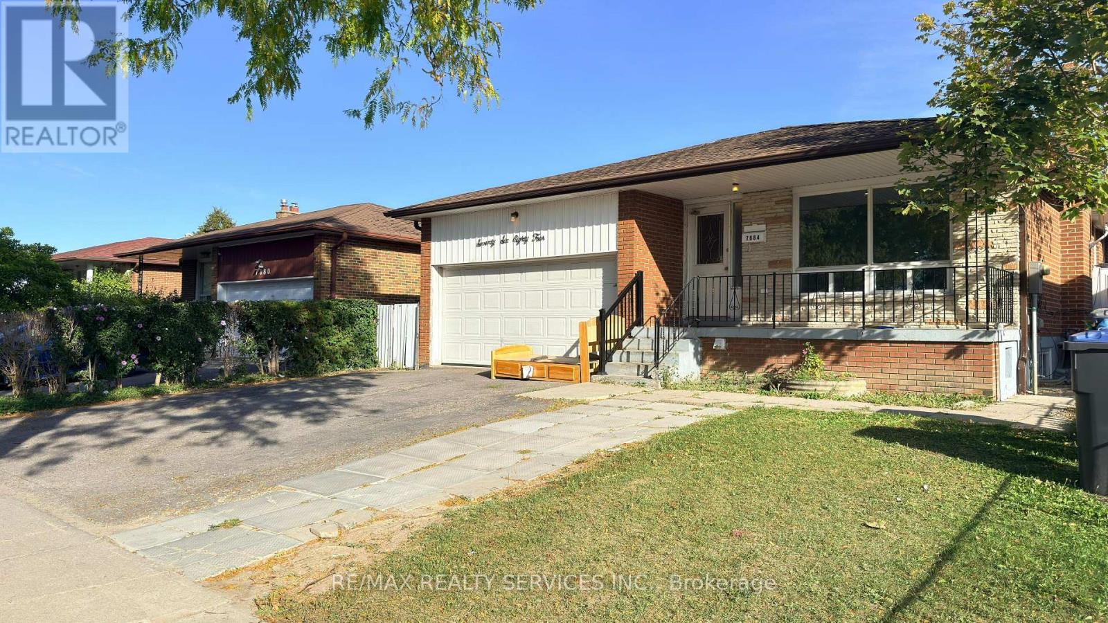 7684 Netherwood Road, Mississauga, Ontario  L4T 2P1 - Photo 4 - W12571570