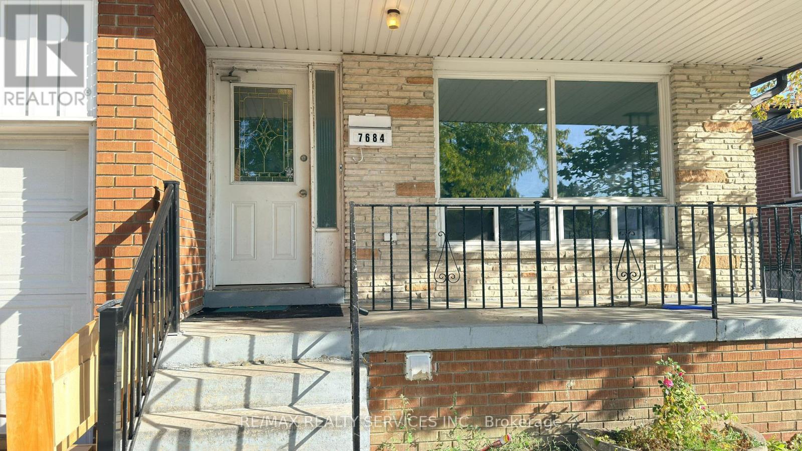 7684 Netherwood Road, Mississauga, Ontario  L4T 2P1 - Photo 5 - W12571570