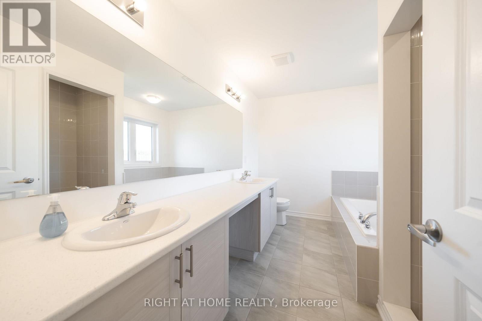 32 Hillcroft Way, Kawartha Lakes, Ontario  K0M 1A0 - Photo 18 - X12433807