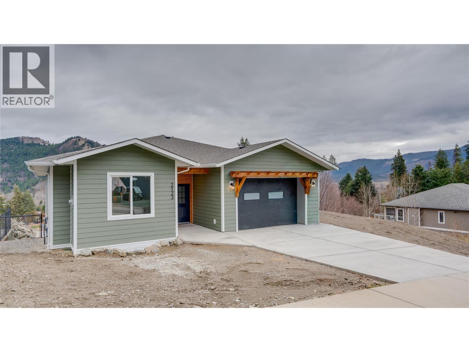 2123 Mountain View Avenue, Lumby, British Columbia  V0E 2G0 - Photo 3 - 10369445