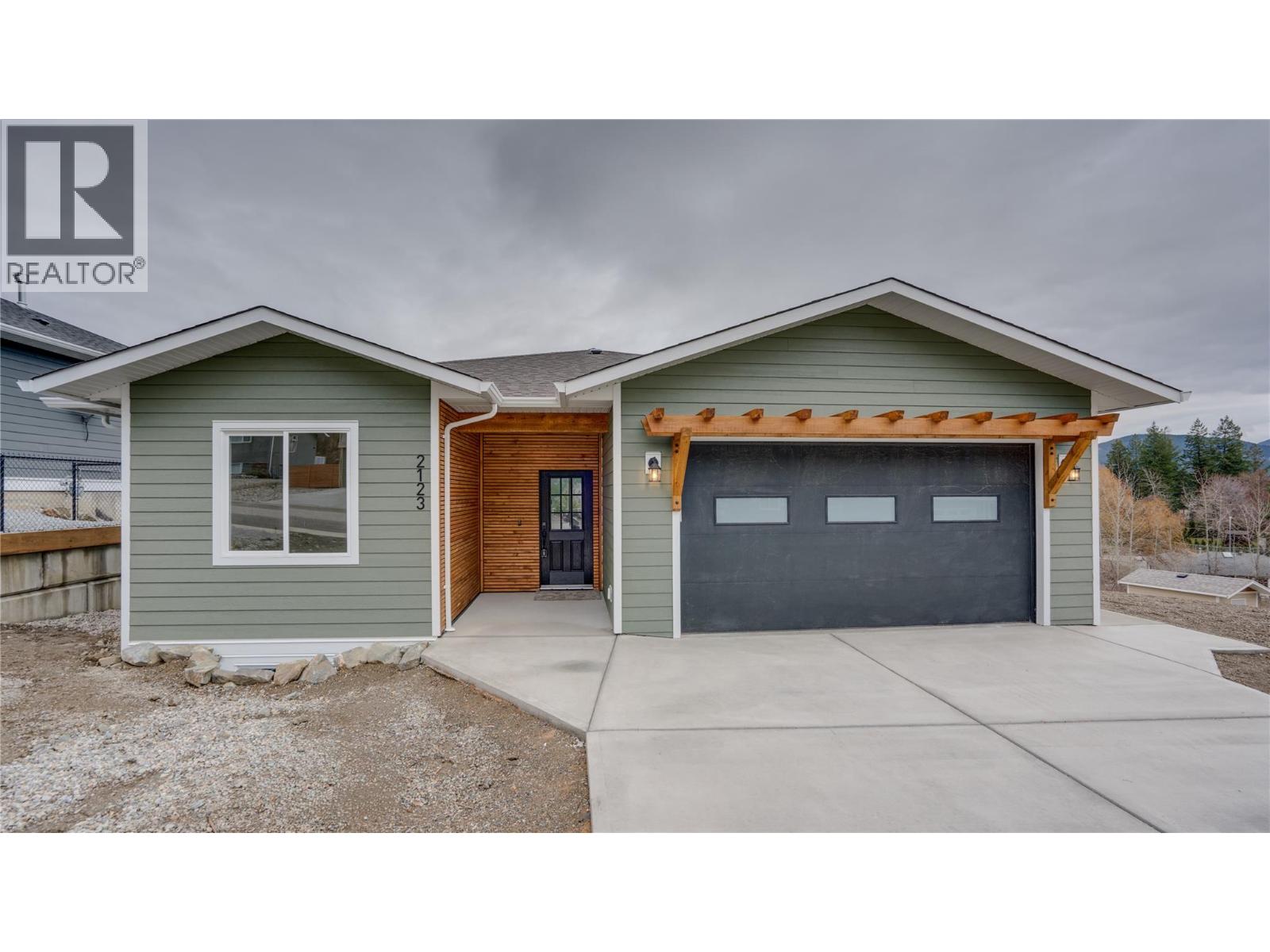 2123 Mountain View Avenue, Lumby, British Columbia  V0E 2G0 - Photo 2 - 10369445