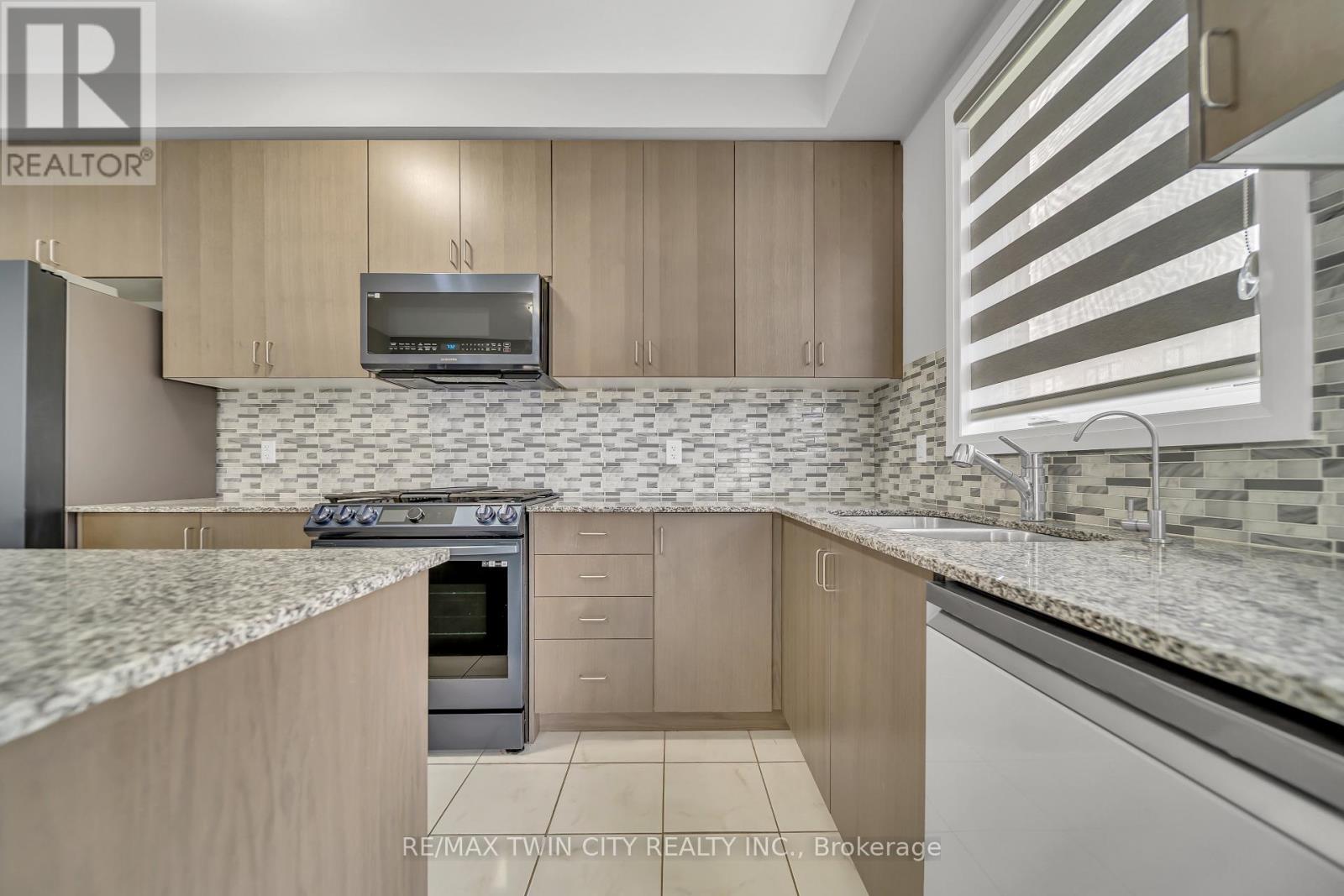 22 Rustic Oak Trail, North Dumfries, Ontario  N0B 1E0 - Photo 12 - X12552538