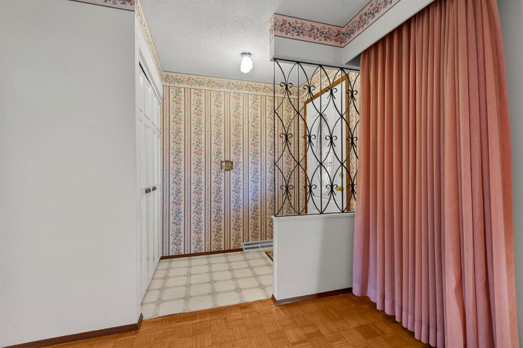 42 Blue Spruce Crescent, Winnipeg, Manitoba  R2M 4C2 - Photo 1 - 202528851