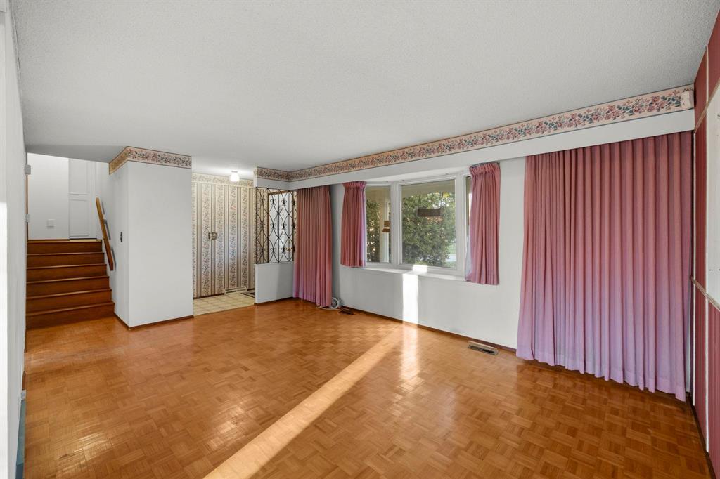 42 Blue Spruce Crescent, Winnipeg, Manitoba  R2M 4C2 - Photo 2 - 202528851