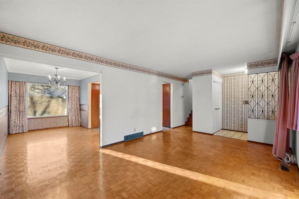 42 Blue Spruce Crescent, Winnipeg, Manitoba  R2M 4C2 - Photo 3 - 202528851