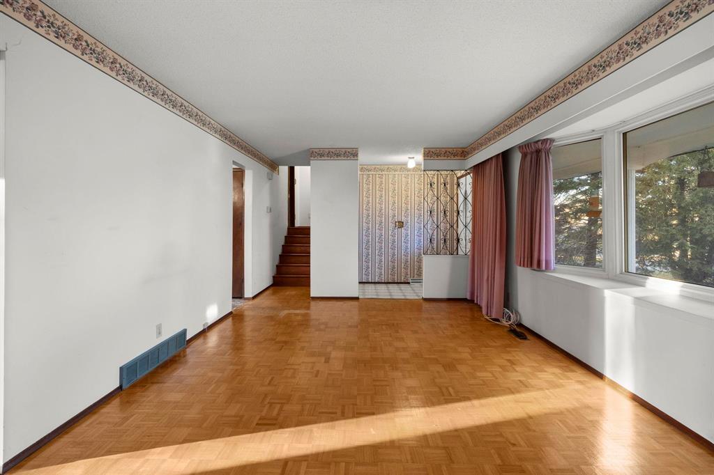 42 Blue Spruce Crescent, Winnipeg, Manitoba  R2M 4C2 - Photo 4 - 202528851