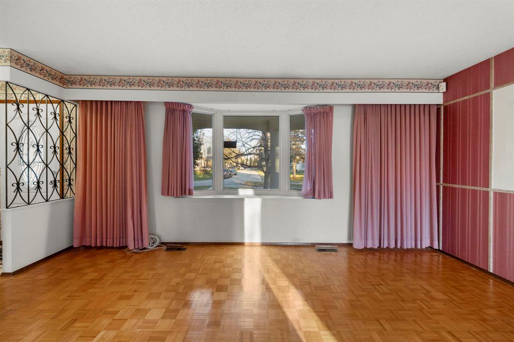 42 Blue Spruce Crescent, Winnipeg, Manitoba  R2M 4C2 - Photo 5 - 202528851