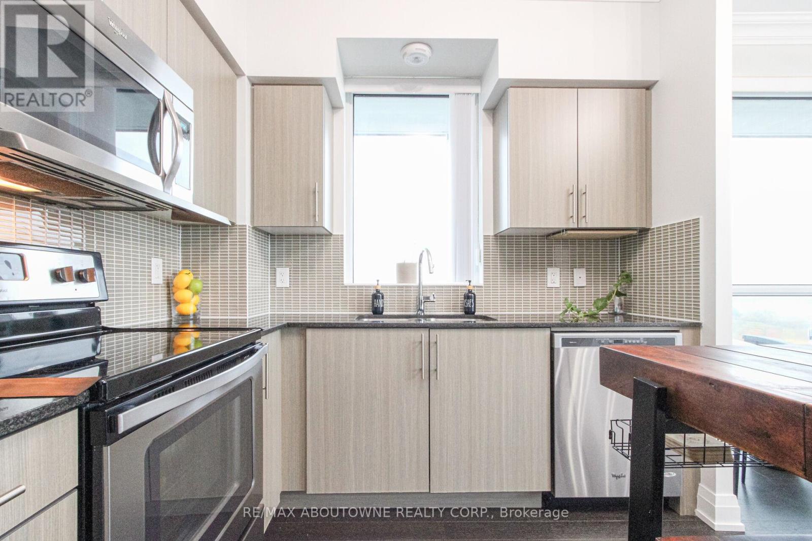 1503 - 65 Speers Road, Oakville (Oo Old Oakville), Ontario  L6K 0J1 - Photo 12 - W12495206