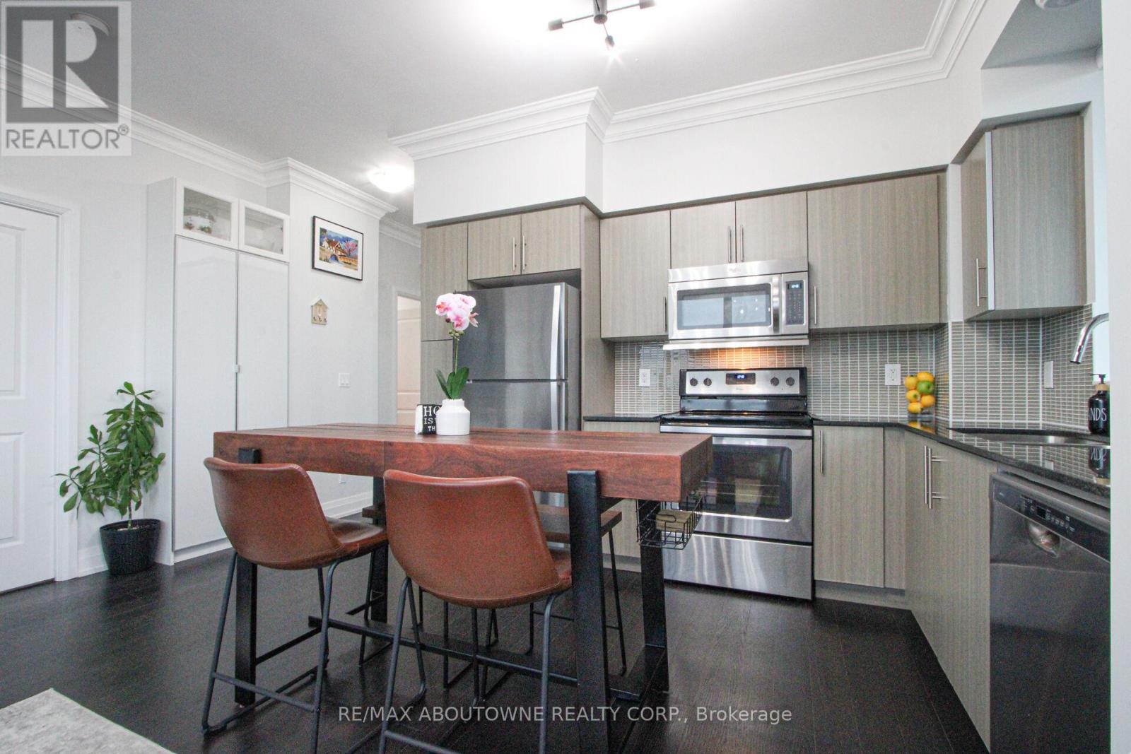 1503 - 65 Speers Road, Oakville (Oo Old Oakville), Ontario  L6K 0J1 - Photo 9 - W12495206