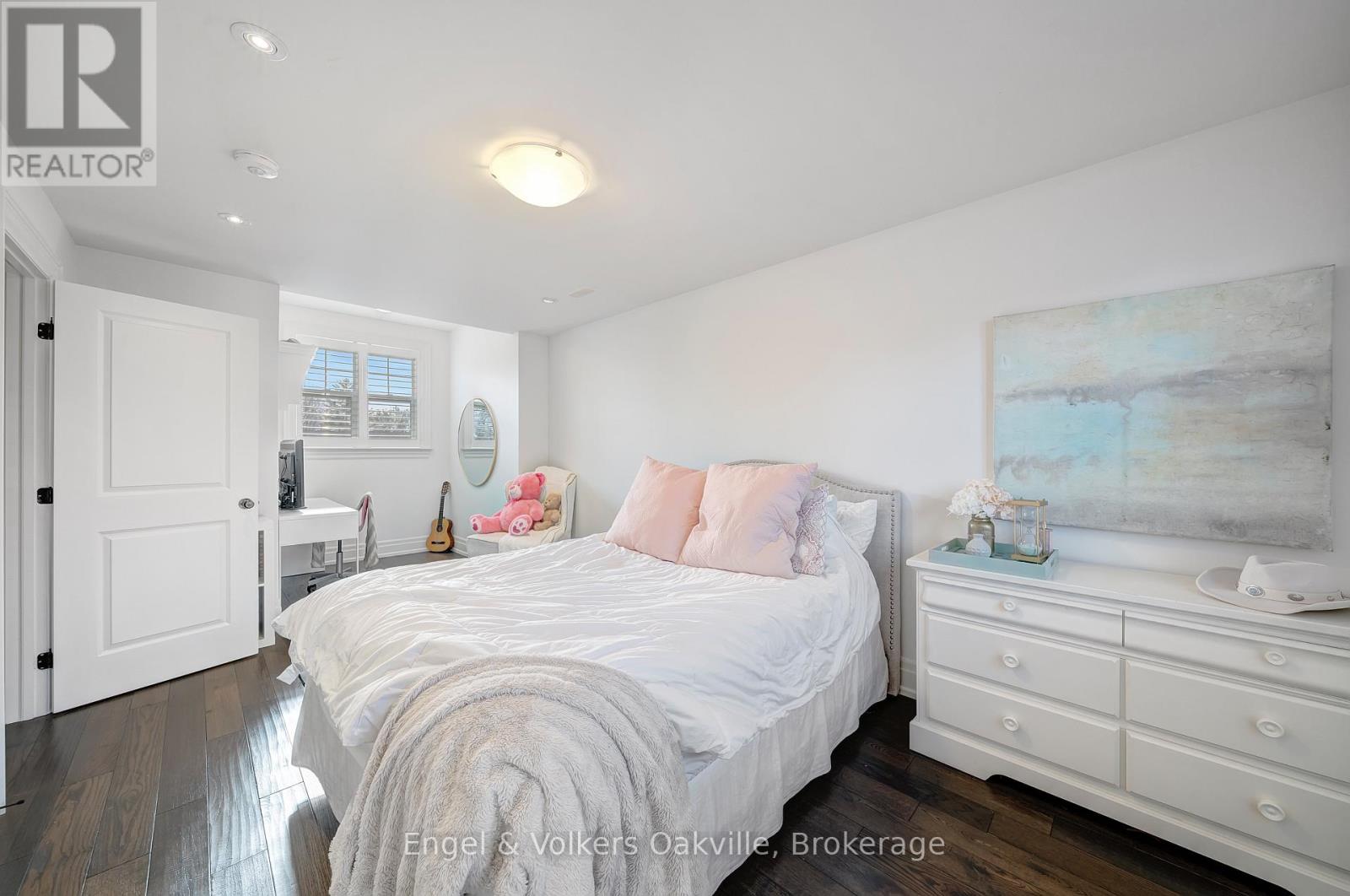 1378 Langdale Crescent, Oakville, Ontario  L6H 2K8 - Photo 24 - W12571766