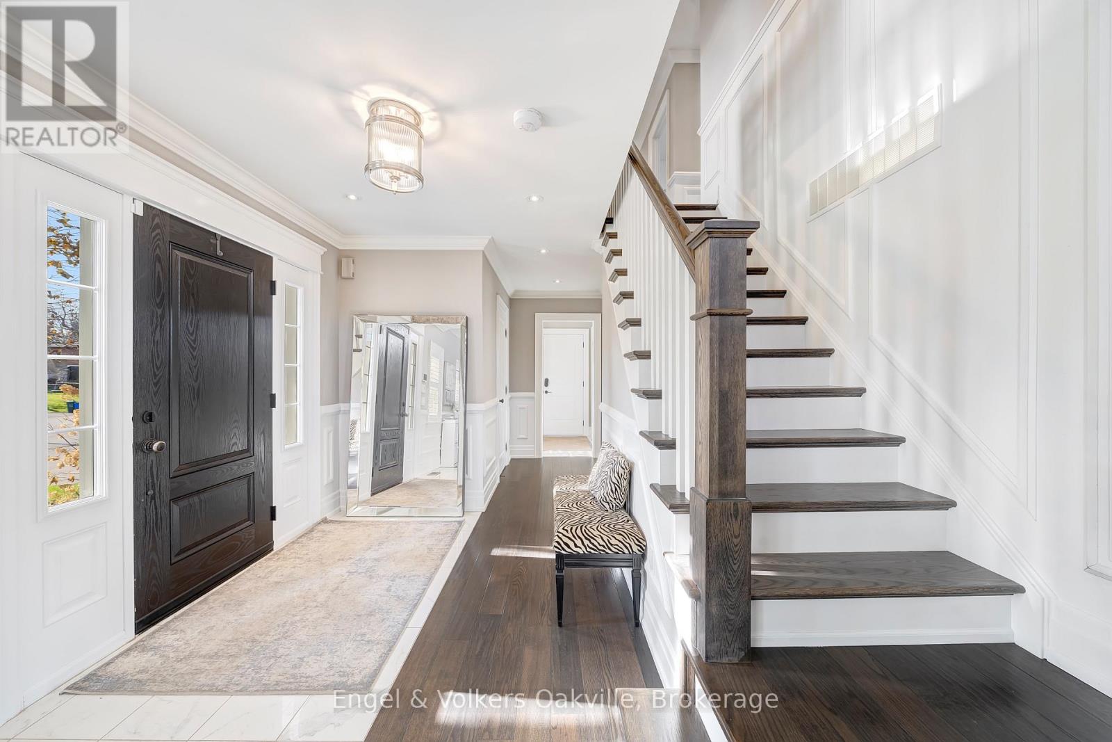 1378 Langdale Crescent, Oakville, Ontario  L6H 2K8 - Photo 5 - W12571766