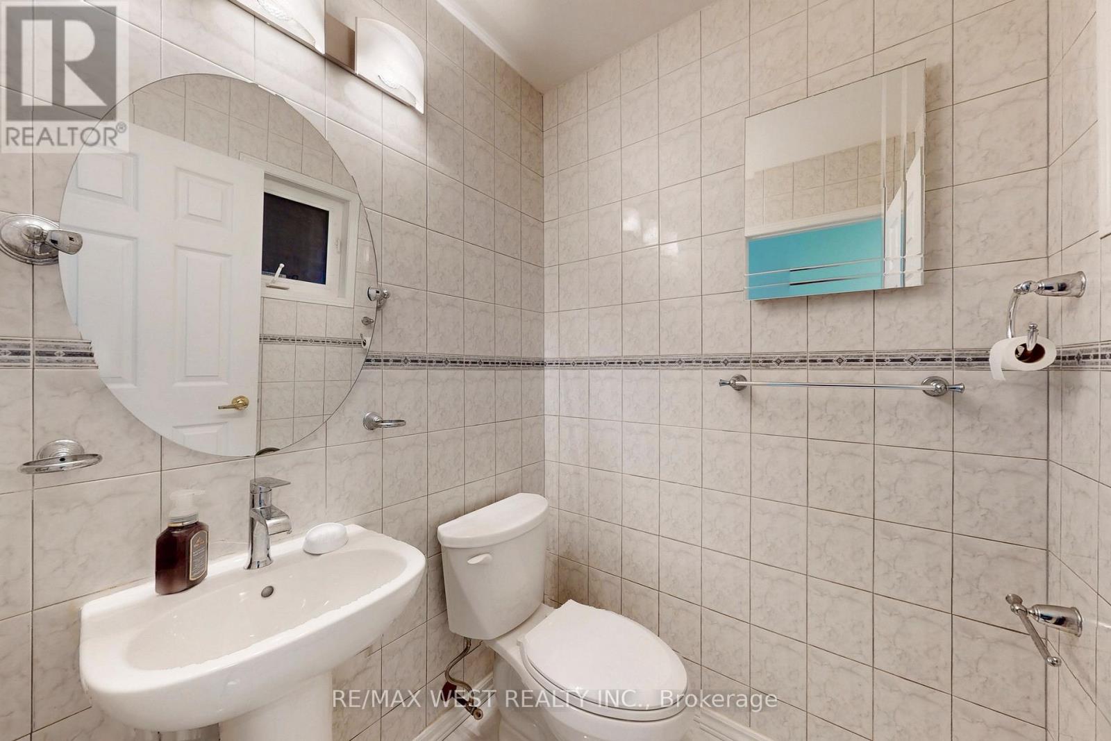 40 San Gabriele Avenue, Toronto, Ontario  M9L 3A4 - Photo 18 - W12571600