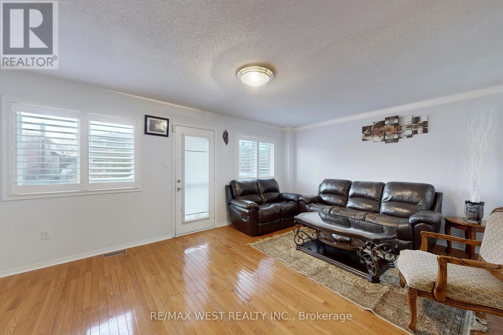 40 San Gabriele Avenue, Toronto, Ontario  M9L 3A4 - Photo 4 - W12571600