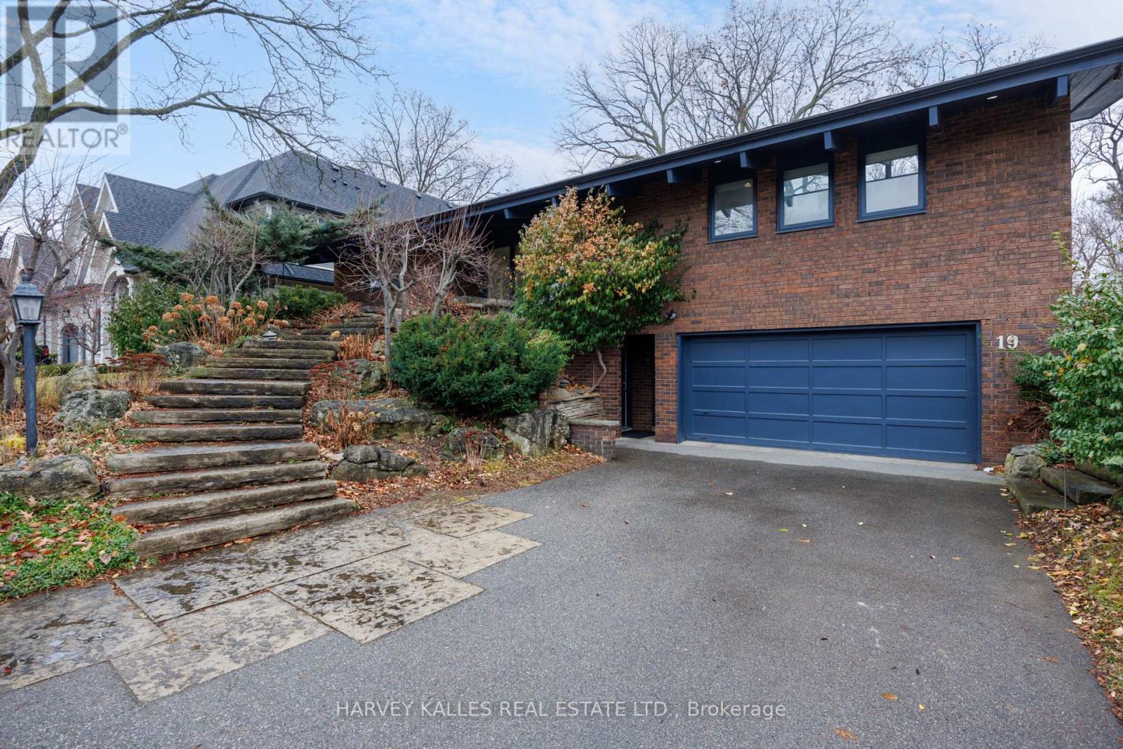 19 Blair Athol Crescent, Toronto, Ontario  M9A 1X6 - Photo 4 - W12571718